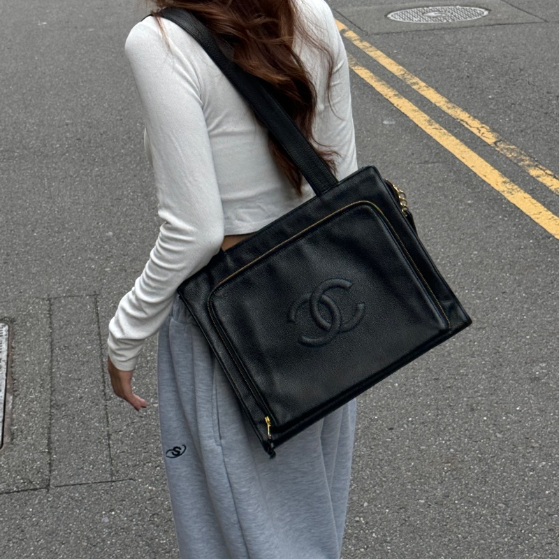 【極新CHANEL🎁】 Chanel 黑金荔枝牛皮 肩背托特包 （專櫃265,000）-27