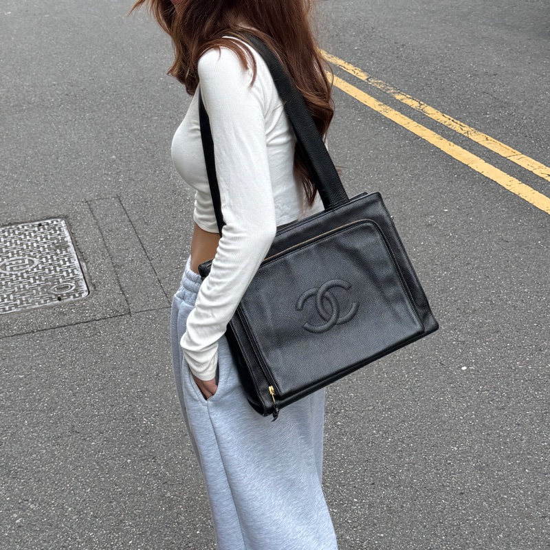 【極新CHANEL🎁】 Chanel 黑金荔枝牛皮 肩背托特包 （專櫃265,000）-28