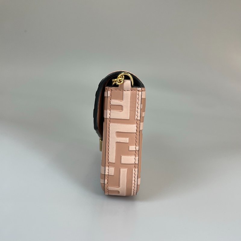 FENDI  粉皮革壓紋WOC鍊包-2