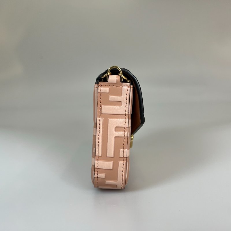 FENDI  粉皮革壓紋WOC鍊包-3