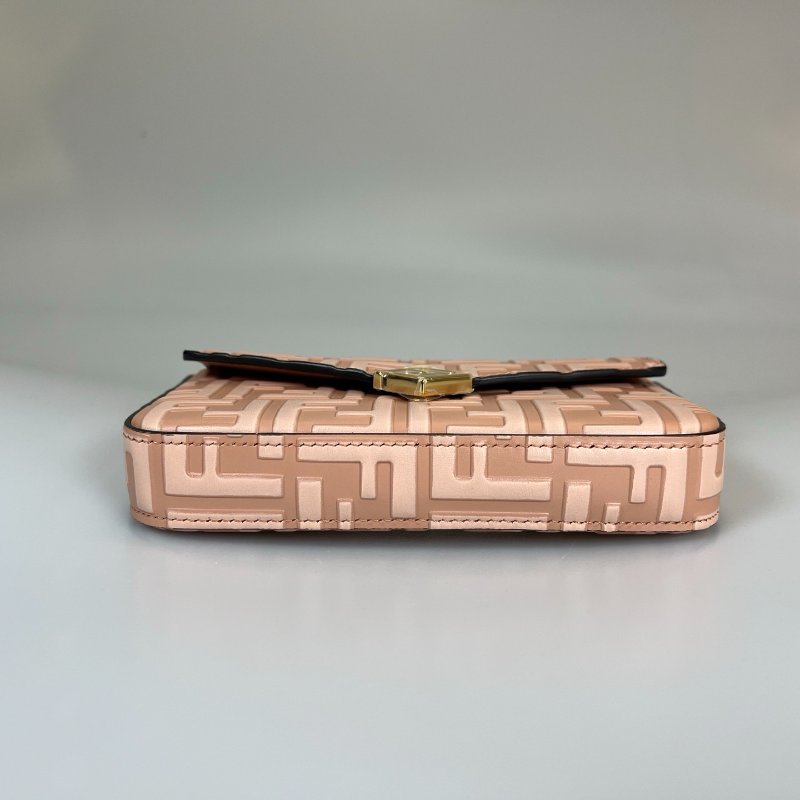 FENDI  粉皮革壓紋WOC鍊包-4