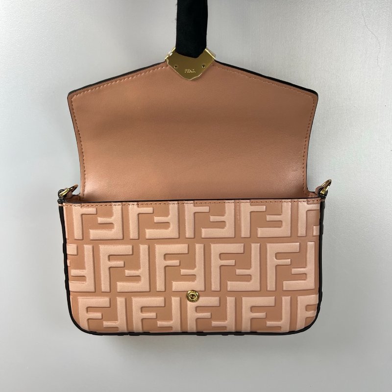 FENDI  粉皮革壓紋WOC鍊包-5