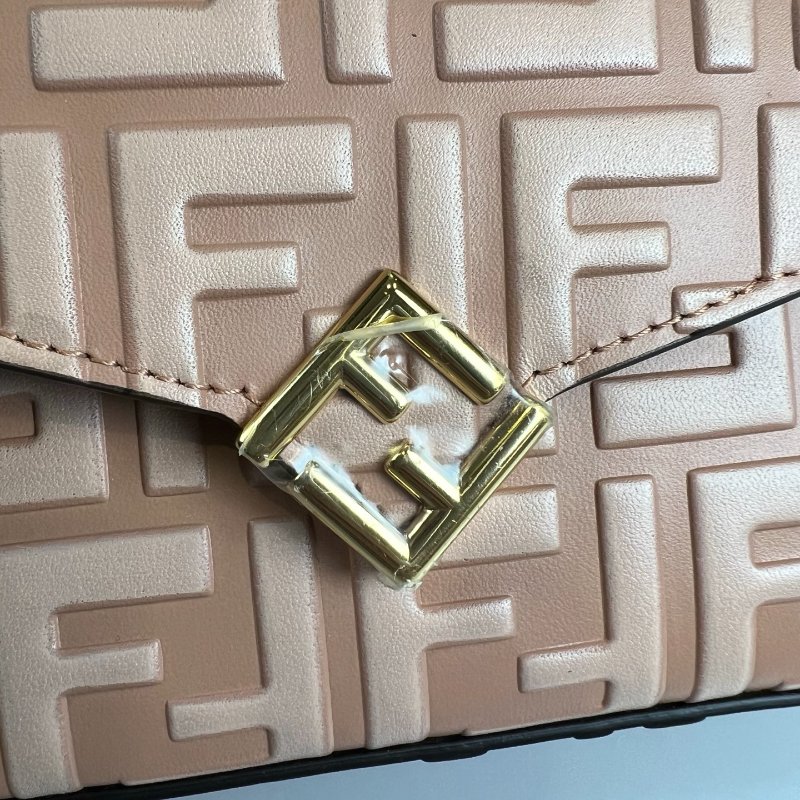 FENDI  粉皮革壓紋WOC鍊包-7