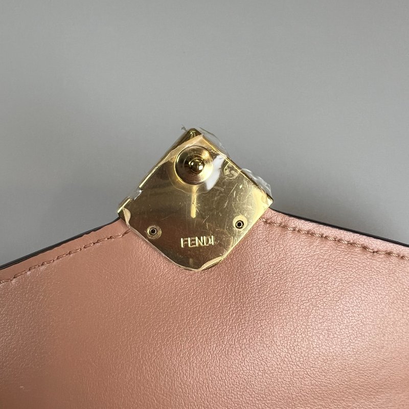 FENDI  粉皮革壓紋WOC鍊包-9