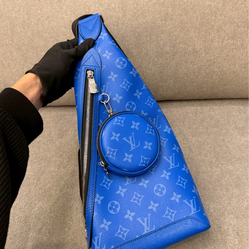 LV藍色老花斜背包-1