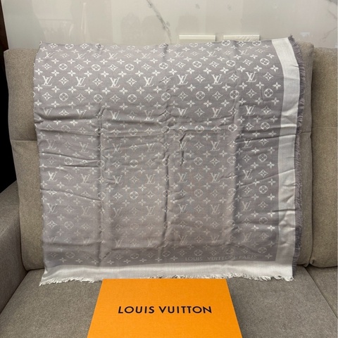 LV灰色薄圍巾🧣