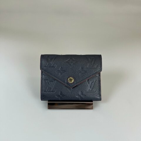LV M64577 海軍藍壓紋信封短夾