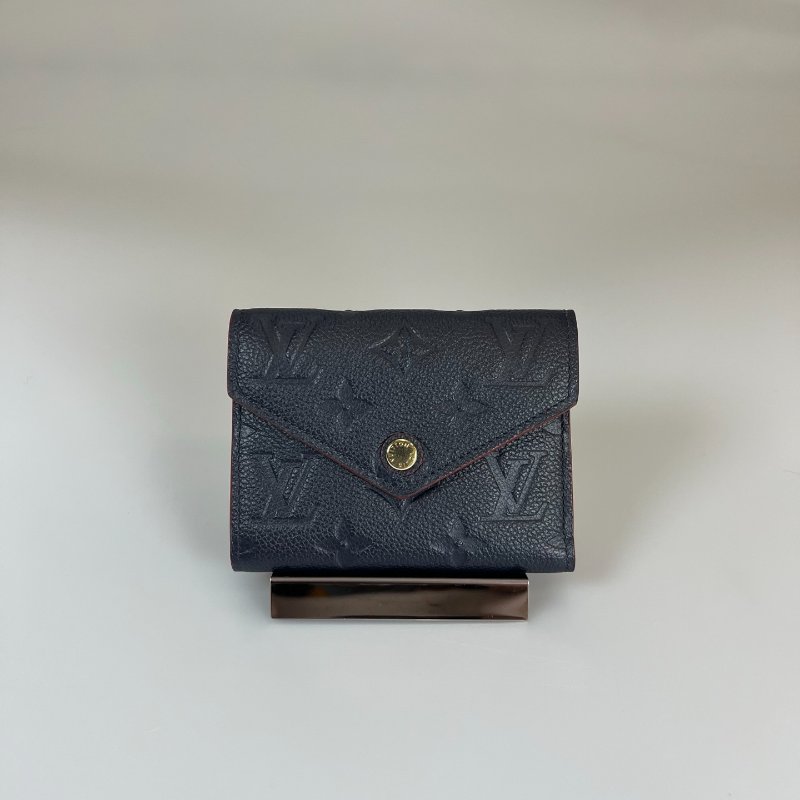 LV M64577 海軍藍壓紋信封短夾-0