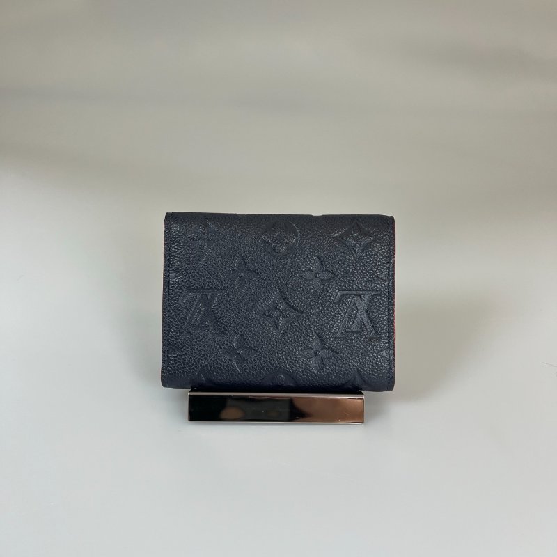 LV M64577 海軍藍壓紋信封短夾-1