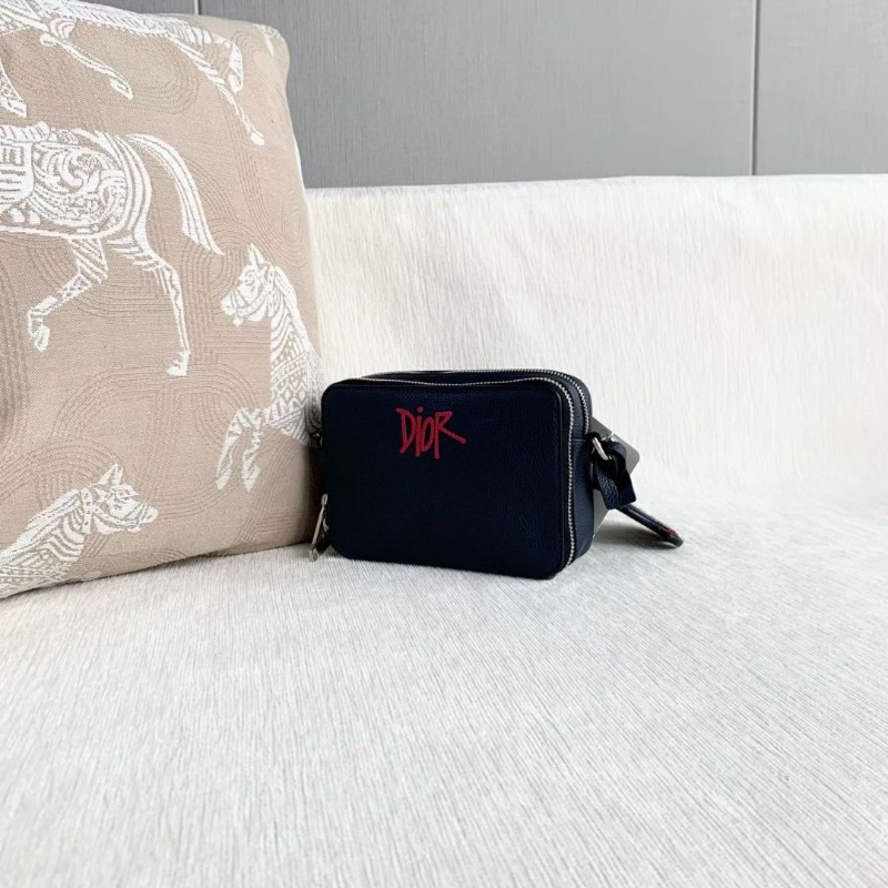 Dior Shawn聯名牛頭吊飾相機包 藍色  17*12*5  95新 配件皮牌 肩帶 塵袋-6