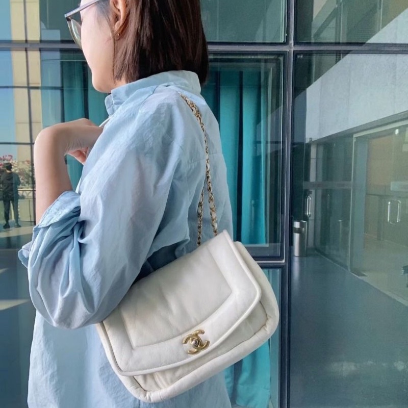 Chanel 白金雲朵泡芙包 白色金扣 羊皮 23*13*5  9新 配件購證 塵袋 保卡-1