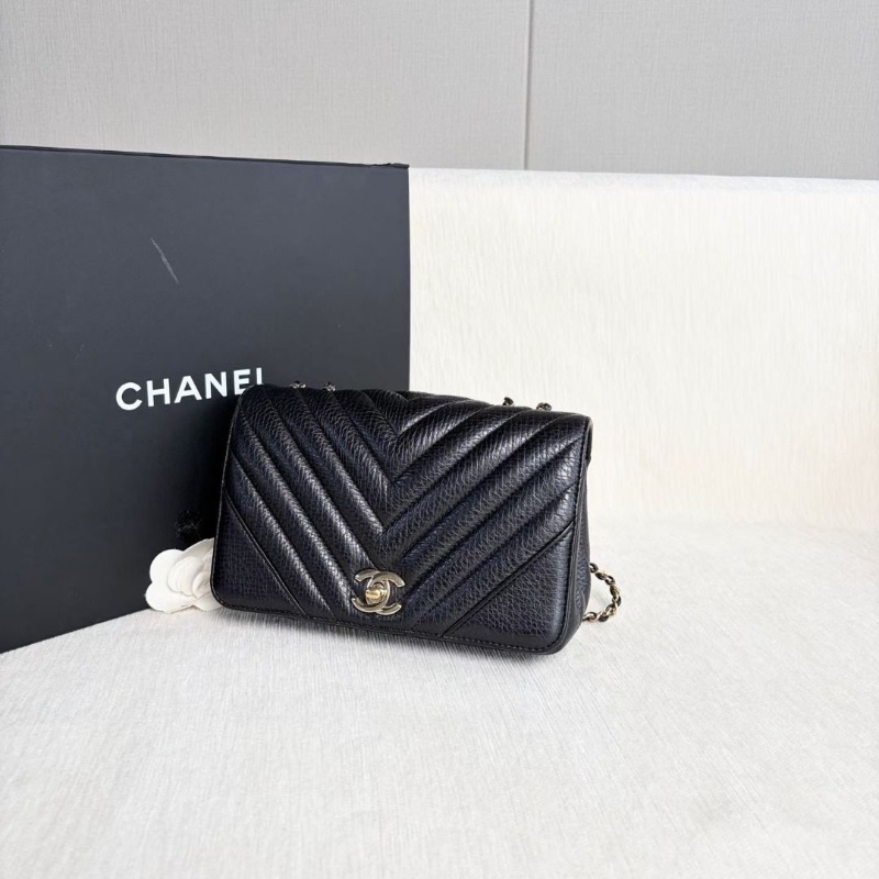 Chanel V紋大mini口蓋包 黑色金扣 牛皮20*13*7  9新 配件塵袋保卡-6