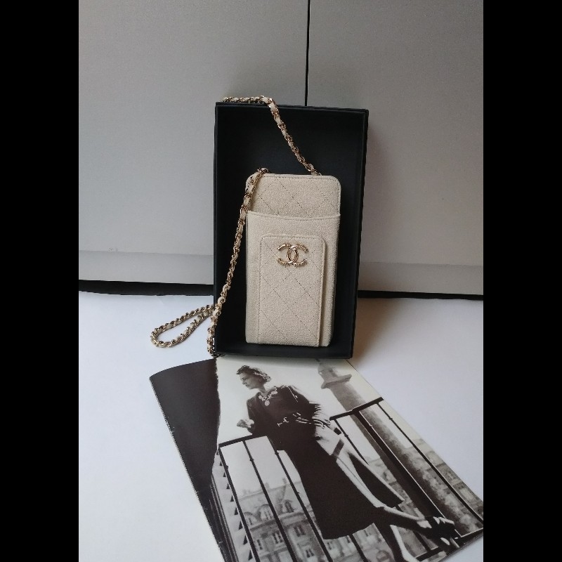 Chanel 淡金鍊乳白牛皮手機卡片斜背小包-0