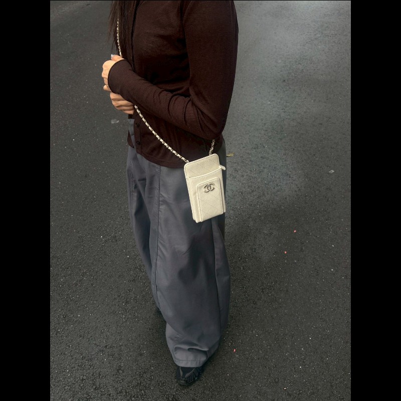 Chanel 淡金鍊乳白牛皮手機卡片斜背小包-2