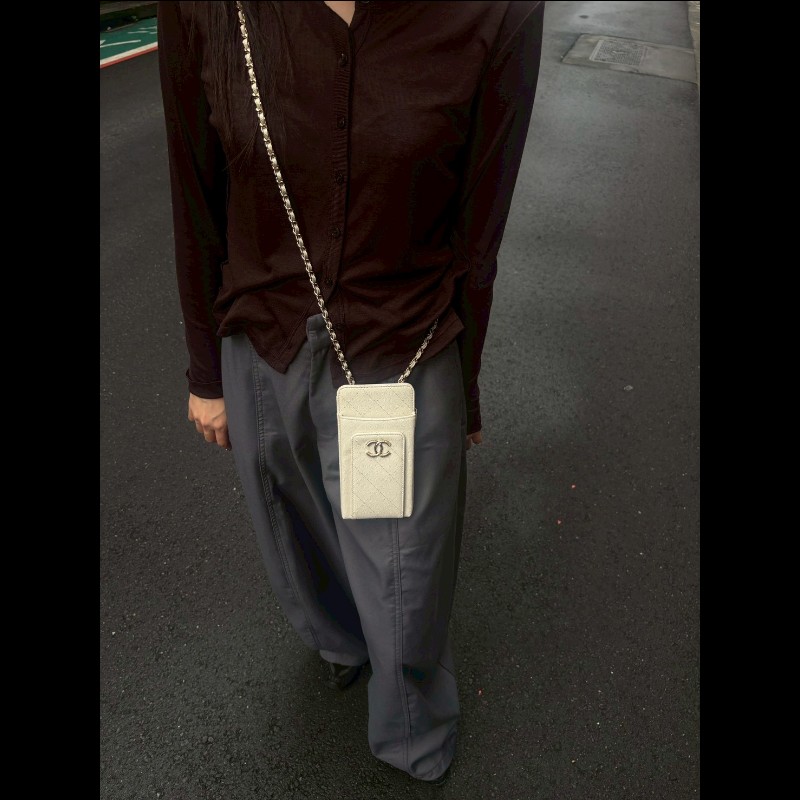 Chanel 淡金鍊乳白牛皮手機卡片斜背小包-3