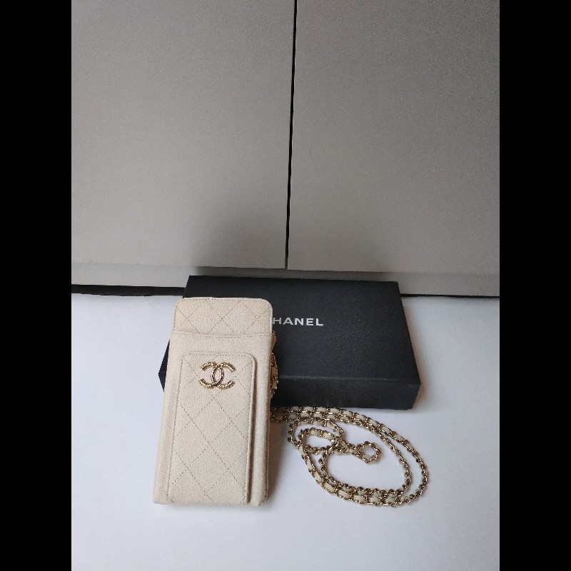 Chanel 淡金鍊乳白牛皮手機卡片斜背小包-5