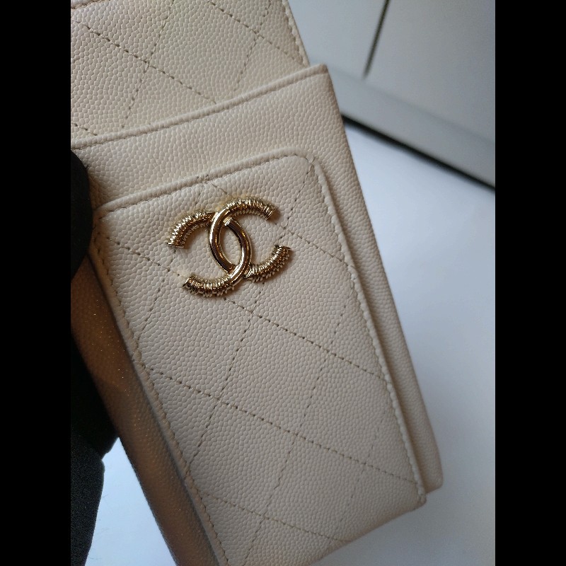 Chanel 淡金鍊乳白牛皮手機卡片斜背小包-6