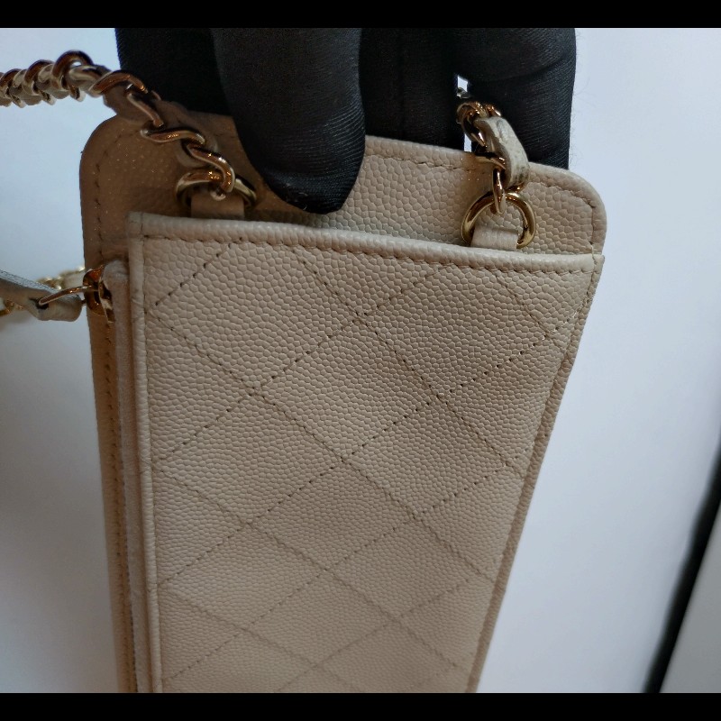 Chanel 淡金鍊乳白牛皮手機卡片斜背小包-7