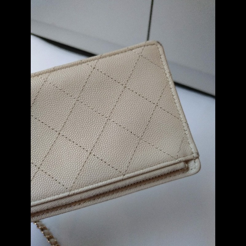 Chanel 淡金鍊乳白牛皮手機卡片斜背小包-10