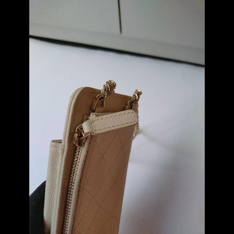 Chanel 淡金鍊乳白牛皮手機卡片斜背小包-11