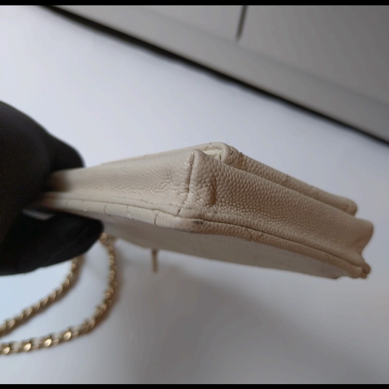 Chanel 淡金鍊乳白牛皮手機卡片斜背小包-13