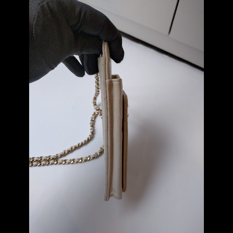 Chanel 淡金鍊乳白牛皮手機卡片斜背小包-14
