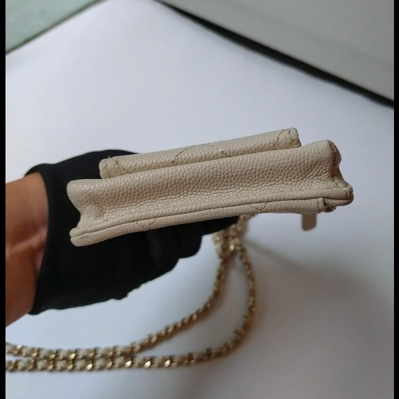 Chanel 淡金鍊乳白牛皮手機卡片斜背小包-16