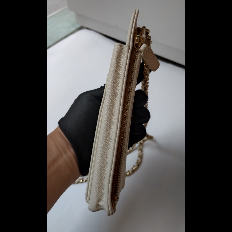 Chanel 淡金鍊乳白牛皮手機卡片斜背小包-17