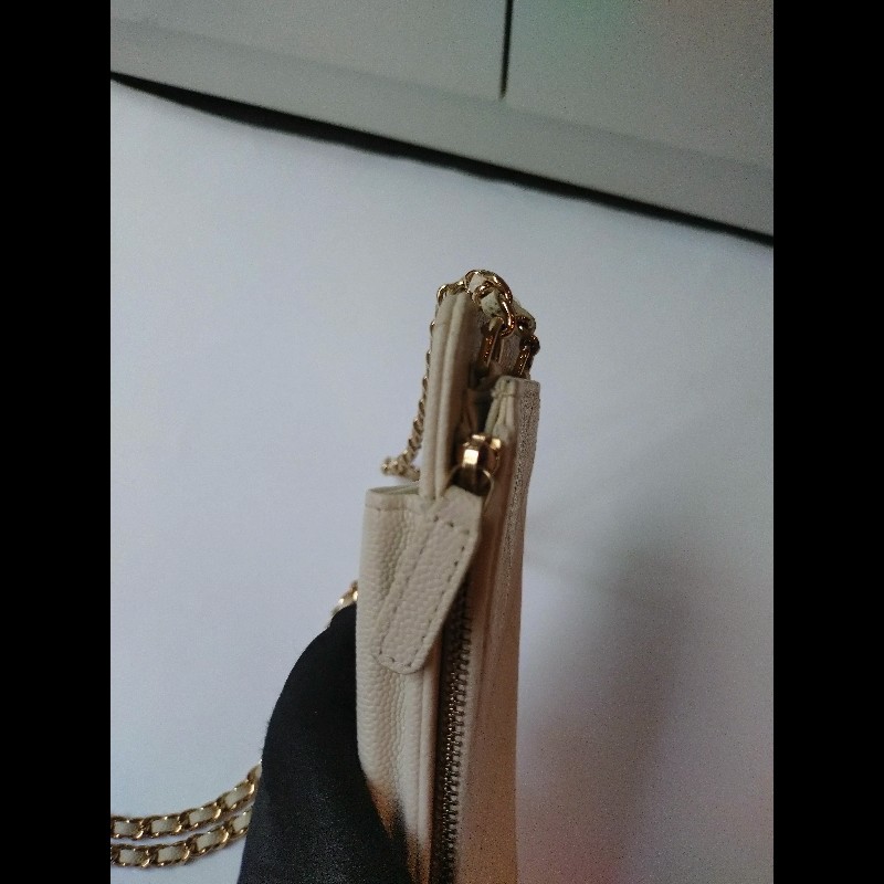 Chanel 淡金鍊乳白牛皮手機卡片斜背小包-18