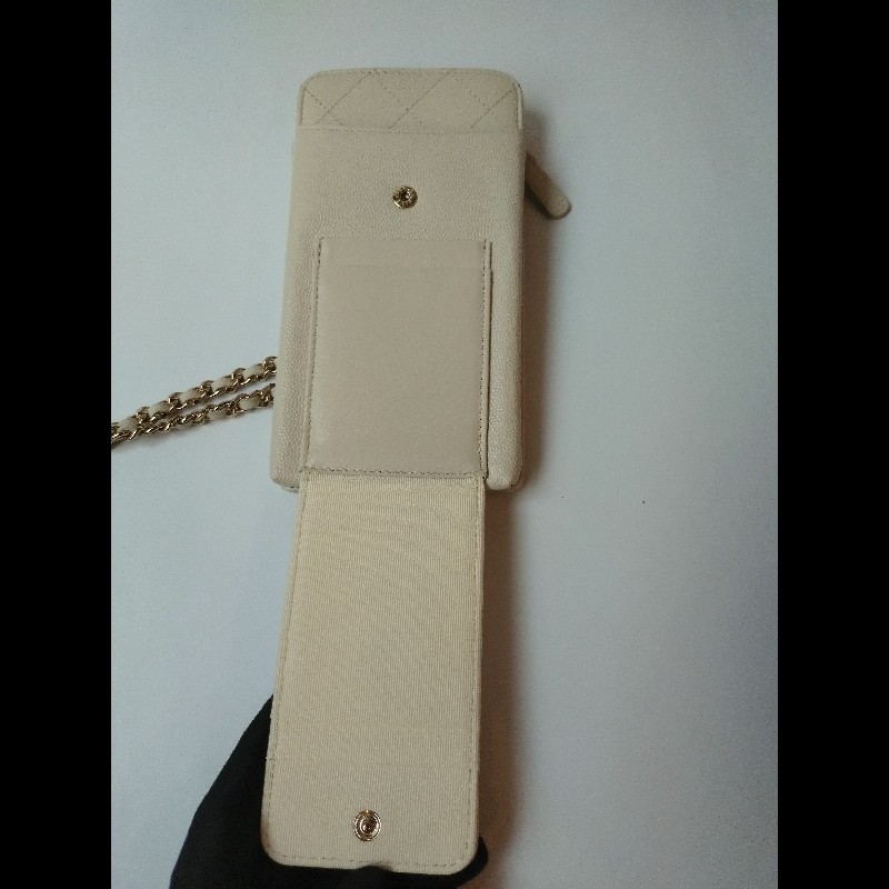 Chanel 淡金鍊乳白牛皮手機卡片斜背小包-21