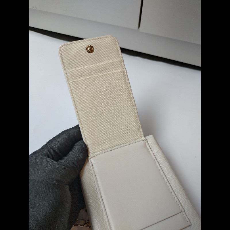 Chanel 淡金鍊乳白牛皮手機卡片斜背小包-22