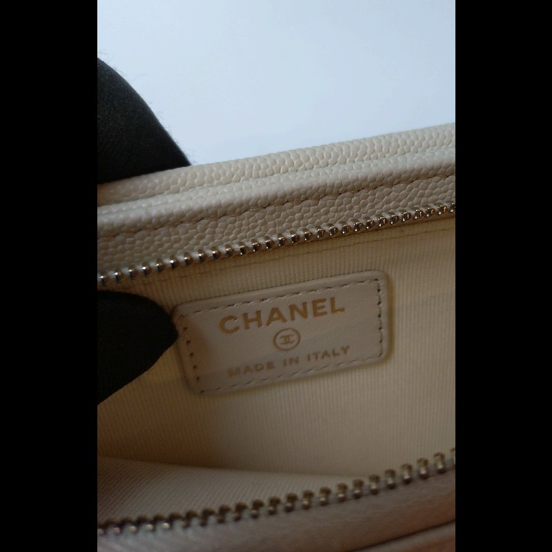 Chanel 淡金鍊乳白牛皮手機卡片斜背小包-25