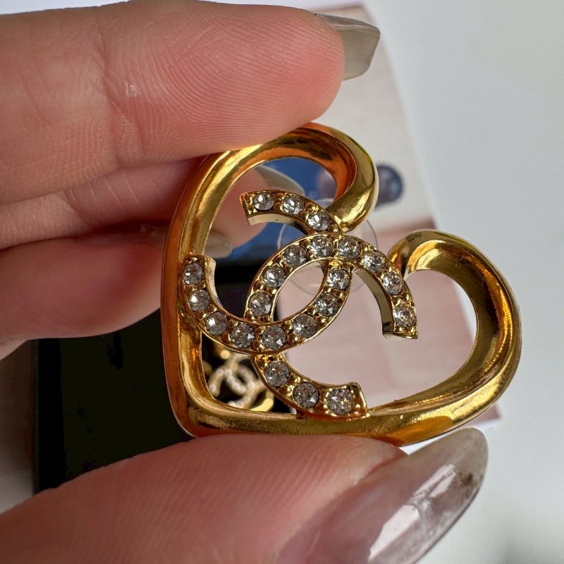 💖全新 這個要買💖Chanel 金色大愛心內閃鑽耳環-7