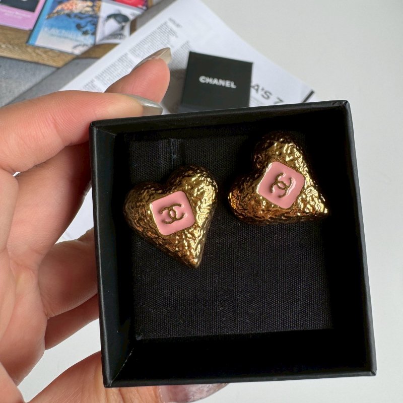 💫全新商品💫 Chanel 金箔色拼粉色愛心耳環-1