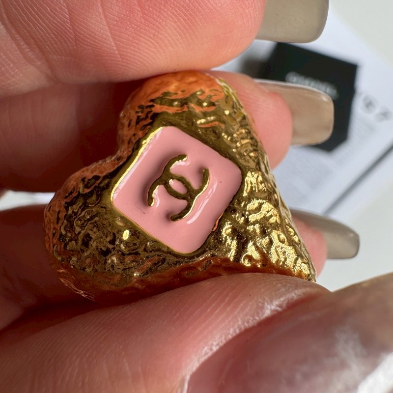 💫全新商品💫 Chanel 金箔色拼粉色愛心耳環-2
