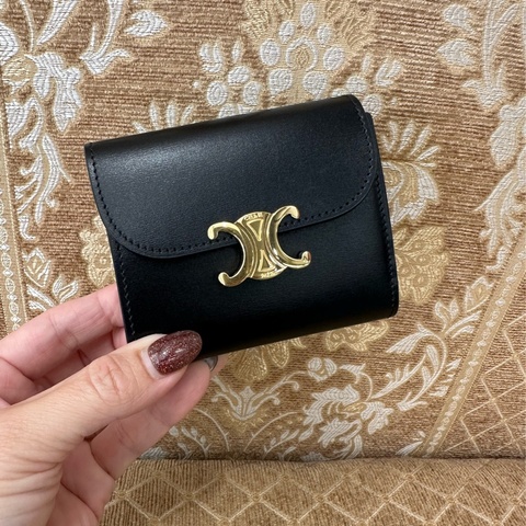 Celine 黑滑面牛皮金凱旋釦內零錢袋6卡三折短夾10D783DPV
