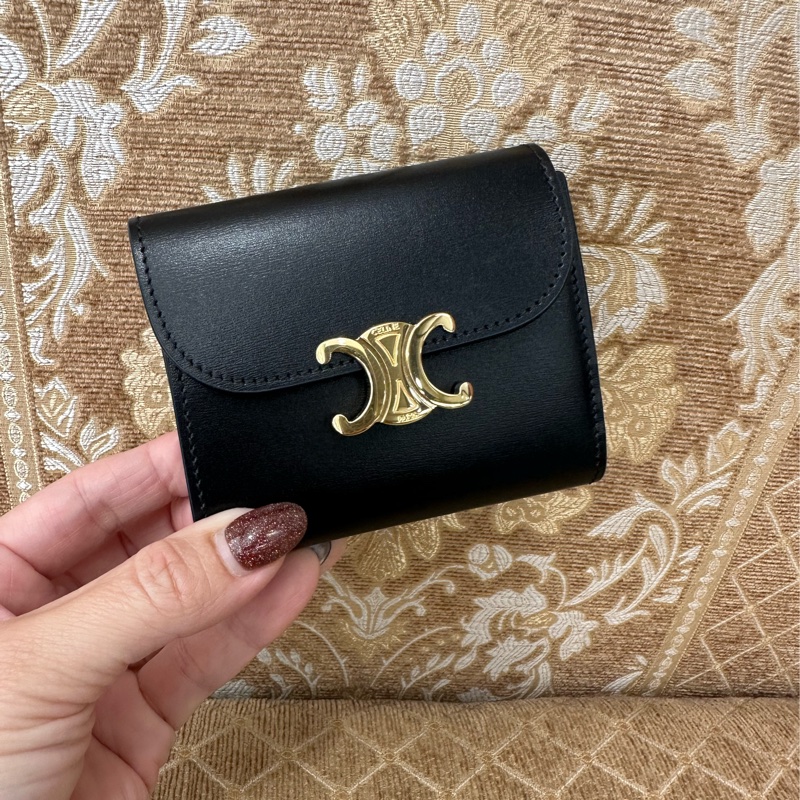 Celine 黑滑面牛皮金凱旋釦內零錢袋6卡三折短夾10D783DPV-0