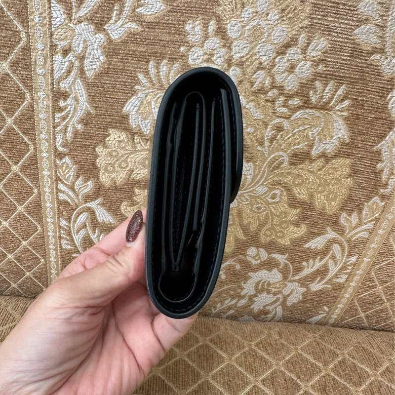 Celine 黑滑面牛皮金凱旋釦內零錢袋6卡三折短夾10D783DPV-2