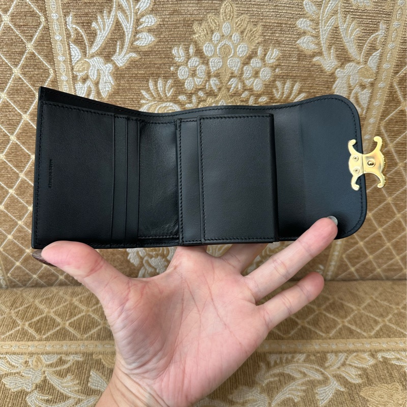 Celine 黑滑面牛皮金凱旋釦內零錢袋6卡三折短夾10D783DPV-4