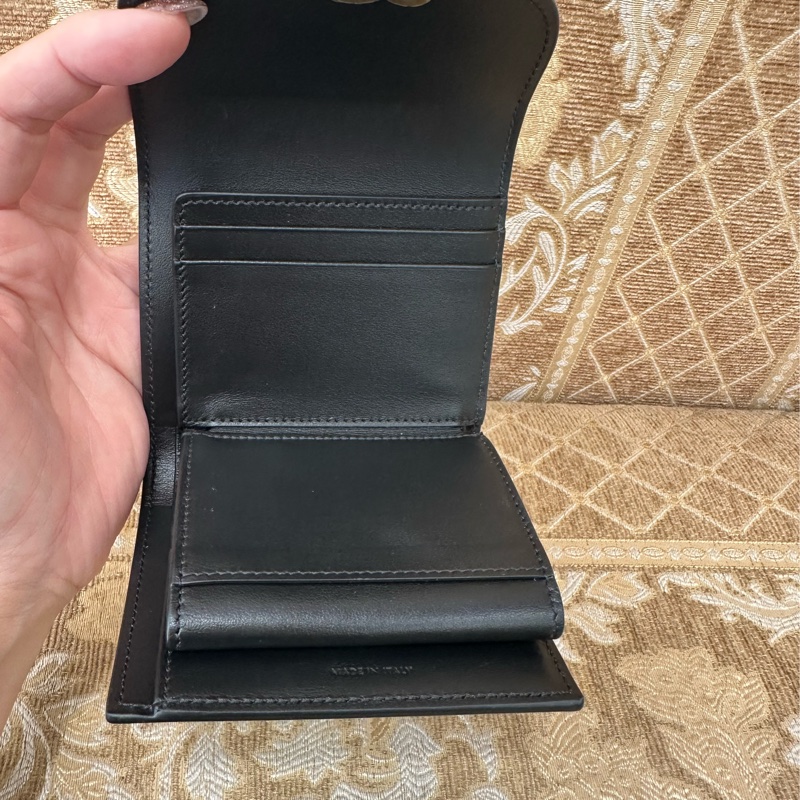 Celine 黑滑面牛皮金凱旋釦內零錢袋6卡三折短夾10D783DPV-5