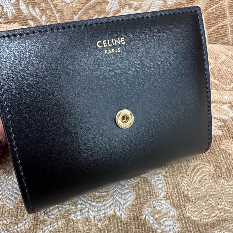 Celine 黑滑面牛皮金凱旋釦內零錢袋6卡三折短夾10D783DPV-6