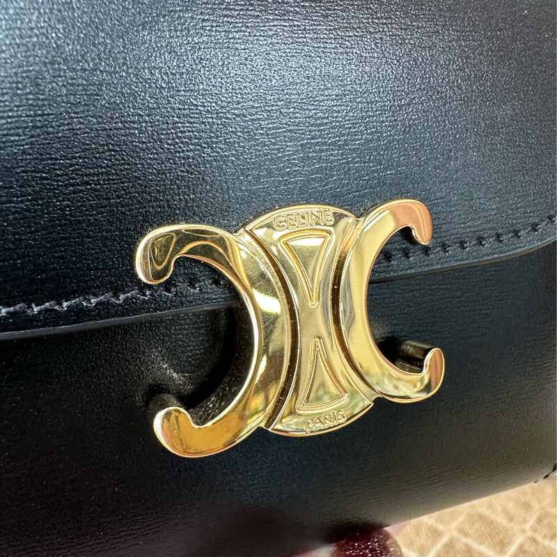 Celine 黑滑面牛皮金凱旋釦內零錢袋6卡三折短夾10D783DPV-8