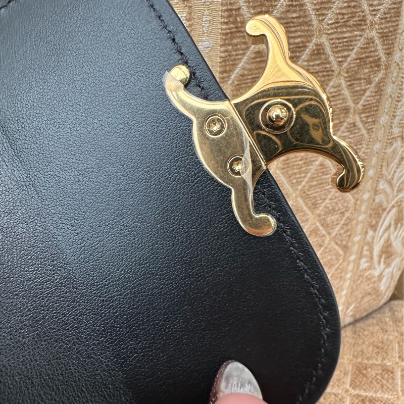 Celine 黑滑面牛皮金凱旋釦內零錢袋6卡三折短夾10D783DPV-9