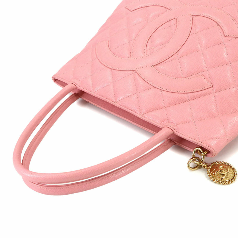 Chanel Medallion 手提包，經典設計的複刻版，採用粉紅色魚子醬皮革製成，配金色五金配件（A01804）。-5