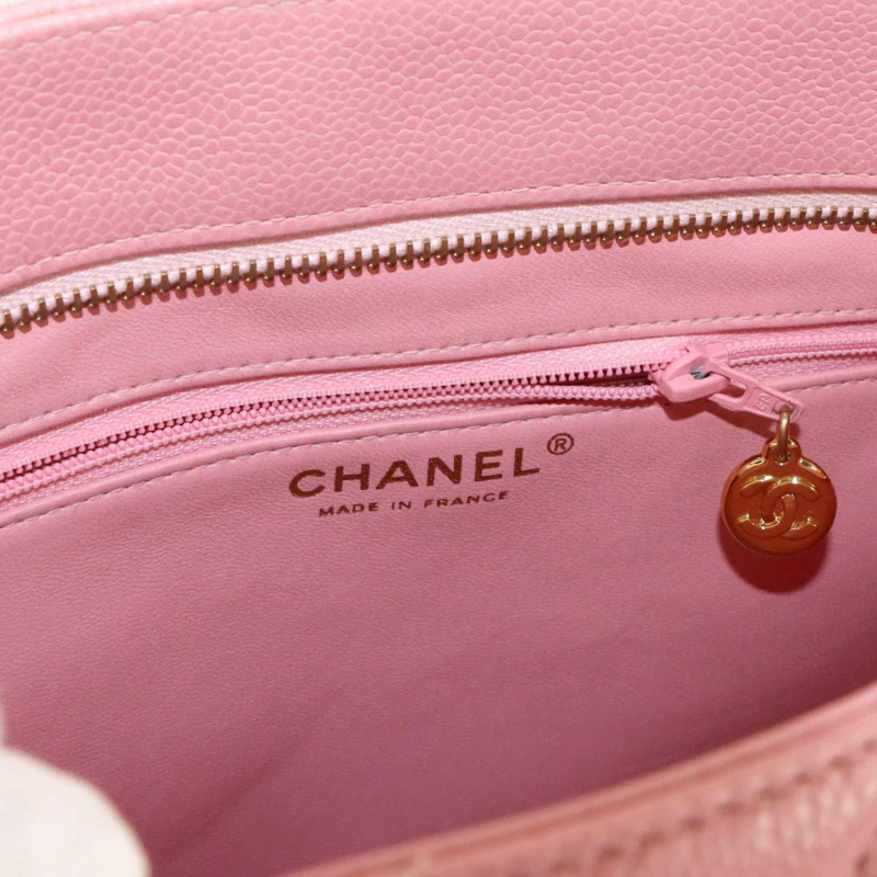 Chanel Medallion 手提包，經典設計的複刻版，採用粉紅色魚子醬皮革製成，配金色五金配件（A01804）。-8