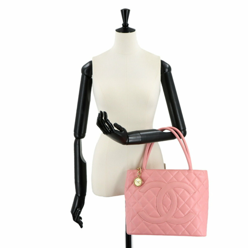 Chanel Medallion 手提包，經典設計的複刻版，採用粉紅色魚子醬皮革製成，配金色五金配件（A01804）。-9
