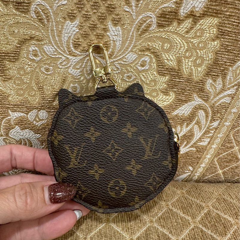 LV 原花金釦GraceCoddingon同行系列貓咪吊飾零錢包M15139-1