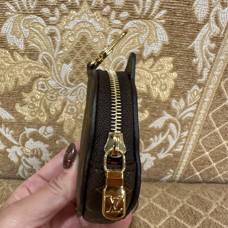 LV 原花金釦GraceCoddingon同行系列貓咪吊飾零錢包M15139-2