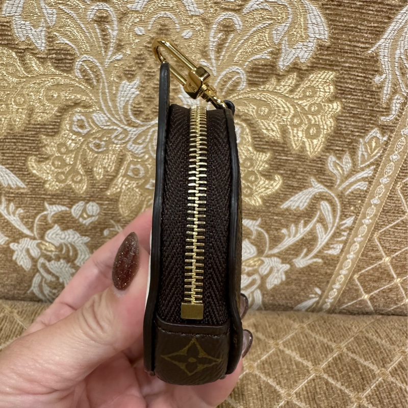 LV 原花金釦GraceCoddingon同行系列貓咪吊飾零錢包M15139-3