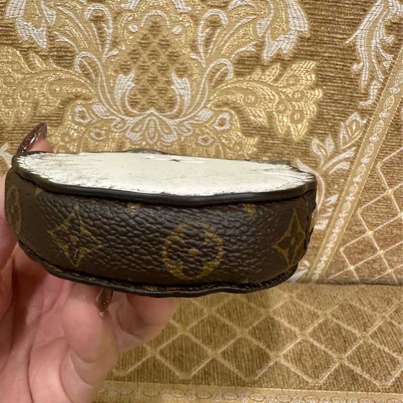 LV 原花金釦GraceCoddingon同行系列貓咪吊飾零錢包M15139-4